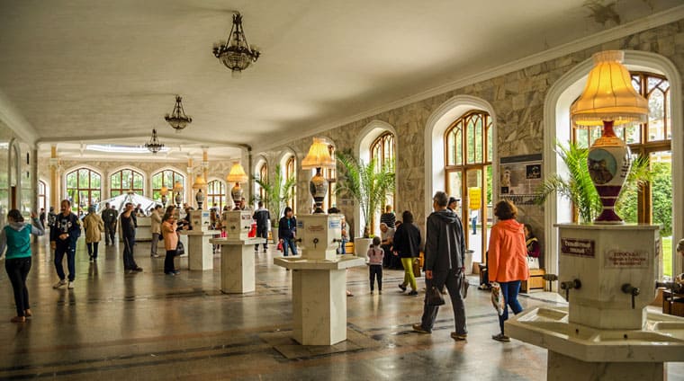 Внутреннее помещение Нарзанной галереи Кисловодска 